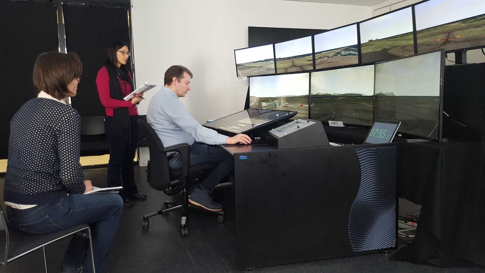 Indra prueba con éxito la gestión de forma remota tres aeropuertos a la vez