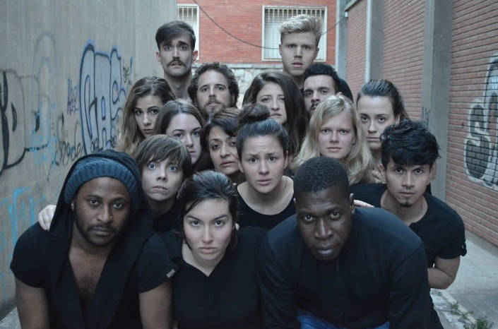 Escena Erasmus incorpora a personas refugiadas en una comedia que imagina la Europa de 2038