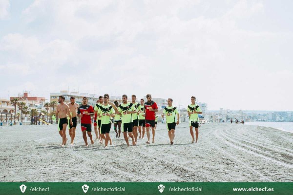 Pacheta cambia la dinámica de trabajo y dirige el entrenamiento en la playa