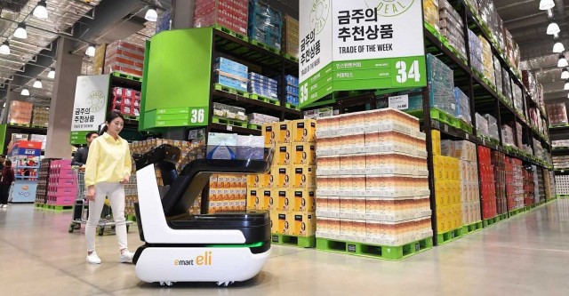 Una empresa valenciana fabrica un carro de la compra inteligente que sigue al cliente

