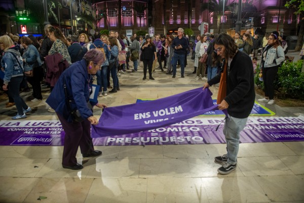 Concentración por el Día Internacional para la Eliminación de la Violencia sobre las Mujeres en Alicante (Fotos: Rafa Molina)