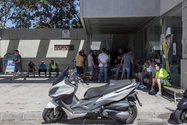 Adiós al estibador que tocaba el silbato por 90.000 euros en el Puerto de Valencia