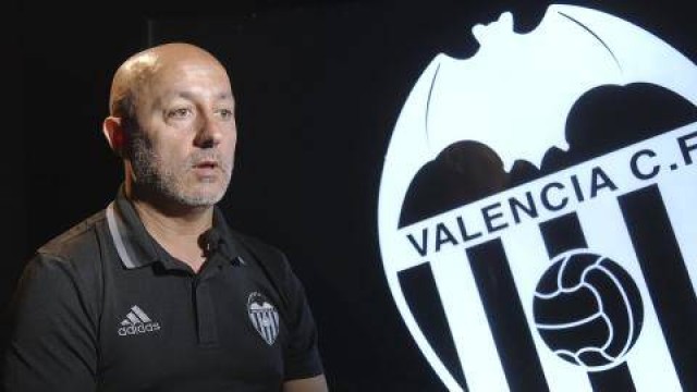 
Jesús Oliva abandona el cargo de entrenador pero seguirá en el Valencia Femenino