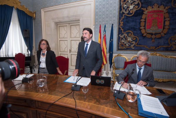 El PP 'se pasa' a la oposición y hurga en la 'inacción' de la izquierda