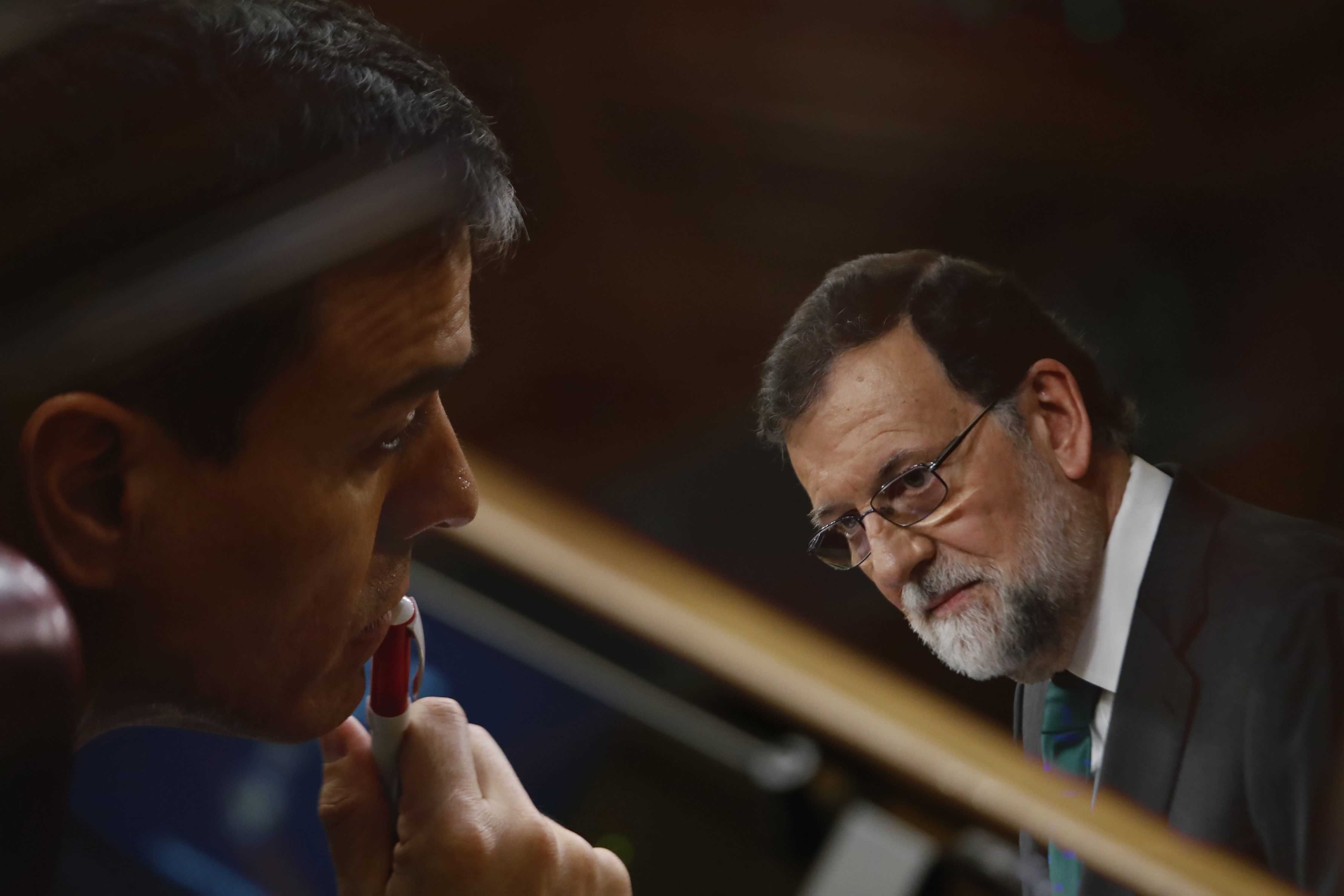 Pedro Sánchez y Mariano Rajoy en diferentes gestos durante la jornada. Foto: EFE - 