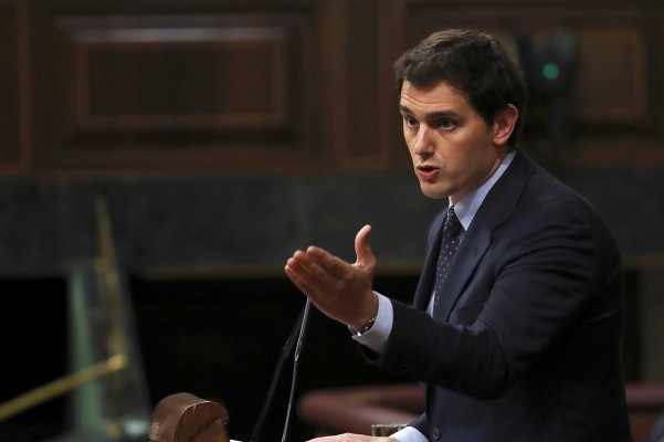 Rivera pide a Rajoy que dimita para frenar la moción: 