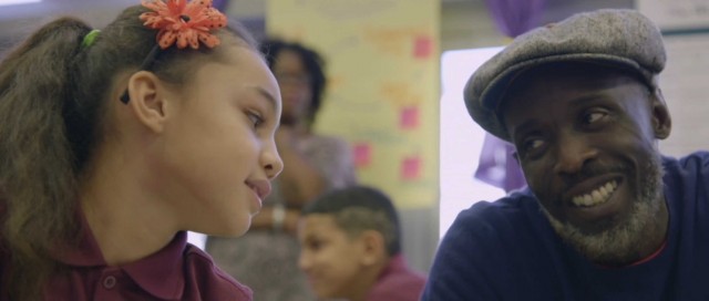 Michael K. Williams comprueba cómo es crecer encerrado en el sistema en ‘Raised in the system’ 