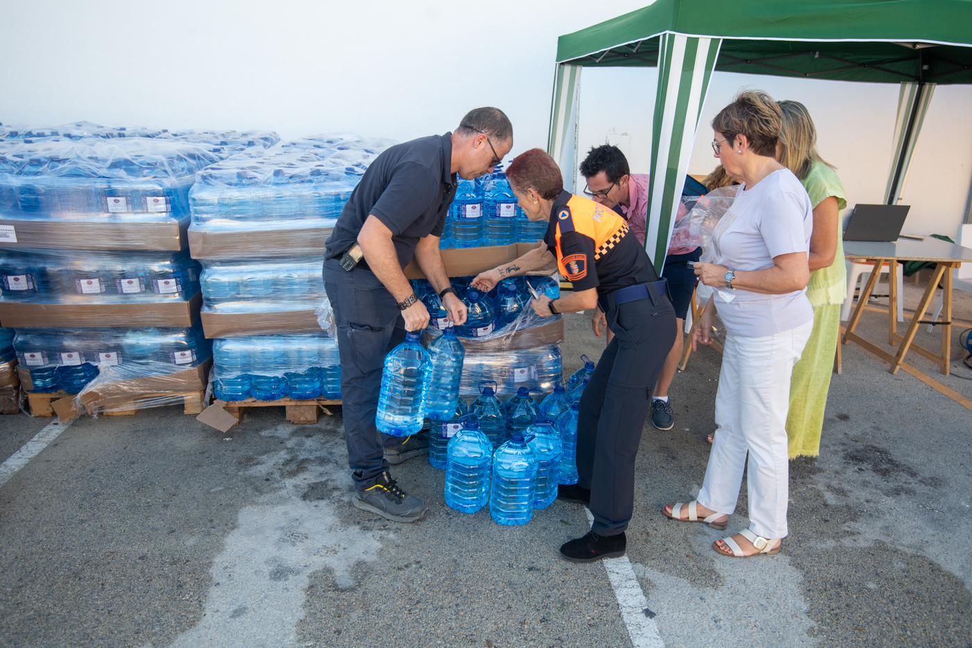 Reparto de garrafas de agua en Benitatxell (fotos RAFA MOLINA)