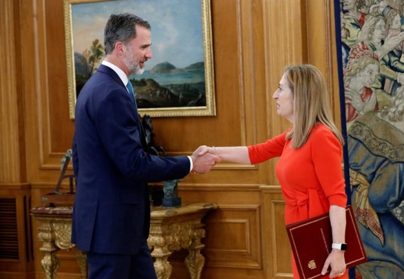 Ana Pastor comunica al Rey el resultado de la moción de censura