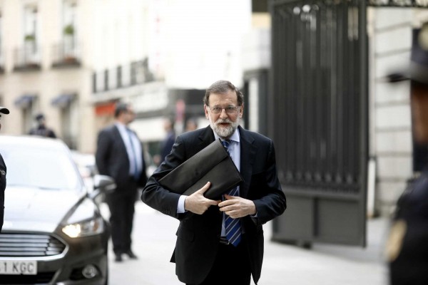 Rajoy podrá disponer de coche oficial y dos empleados, pero sólo cobrará pensión si renuncia al escaño