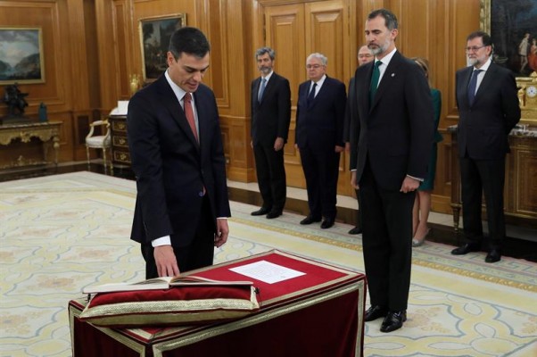 Pedro Sánchez promete su cargo de presidente del Gobierno sin símbolos religiosos