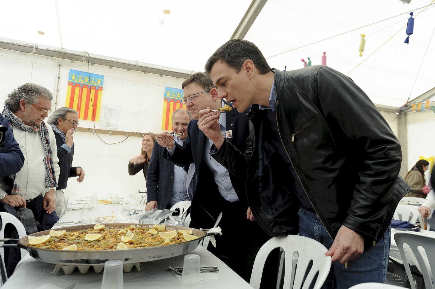 Ximo Puig y Pedro Sánchez, en la Fallas de 2016. Foto: KIKE TABERNER - 