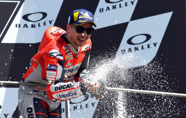 Lorenzo da a Ducati su primera victoria y acalla las críticas

