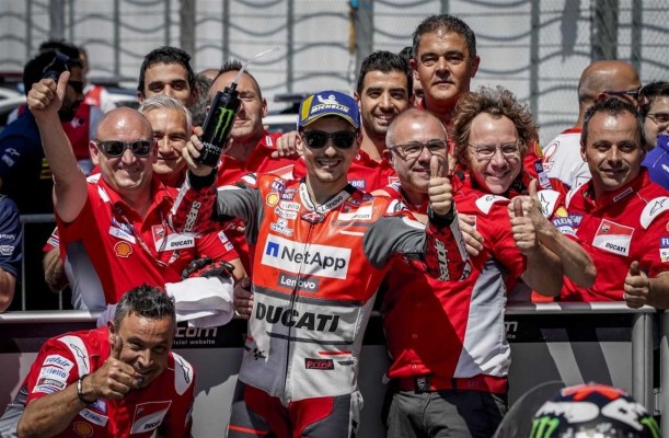 Lorenzo gana con Ducati y reivindica su condición de campeón

