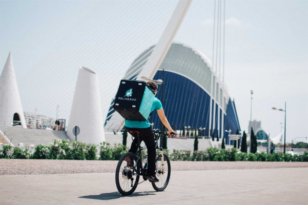 Un juzgado falla que un 'rider' de Deliveroo tiene una relación laboral y no es trabajador autónomo