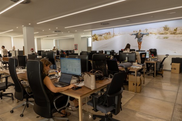 Los entresijos de las instalaciones de Hawkers en Elche: del diseño a la fabricación (Fotos: Pepe Olivares)