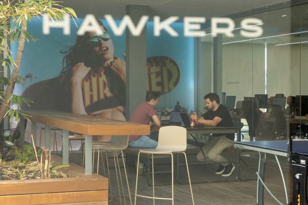 Nacho Puig deja poderes de Hawkers tras siete años y la firma completa la desvinculación del exdirectivo