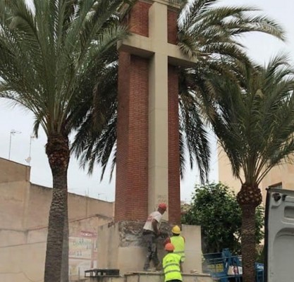 La Vall d'Uixó retira la Cruz de los Caídos ante la protesta de un centenar de personas