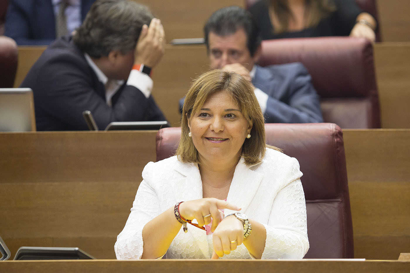 La presidenta del PPCV, Isabel Bonig, señala su reloj en la sesión de control de este martes. Foto: KIKE TABERNER - 