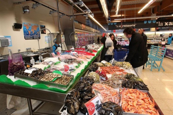 Los españoles destinaron 198 euros al mes en 2015 a la cesta de la compra
