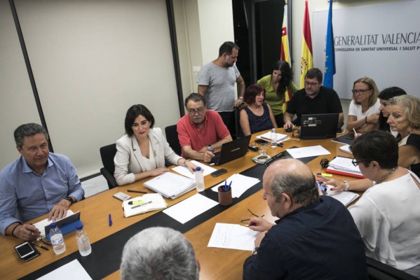 Desmantelamiento de la Conselleria de Sanidad: o a Madrid con Montón o a la cuerda floja