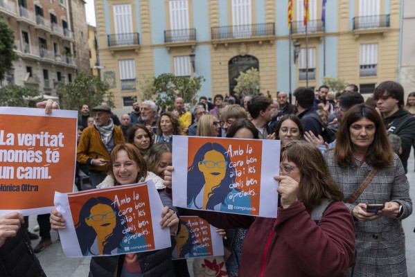 Concentración en apoyo a Mónica Oltra frente al Palau de la Generalitat (Fotos: Eva Máñez)