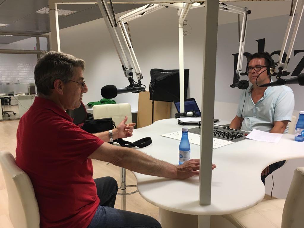 El profesor de Historia de la Universitat de València Manuel Rusafa, durante la entrevista - 