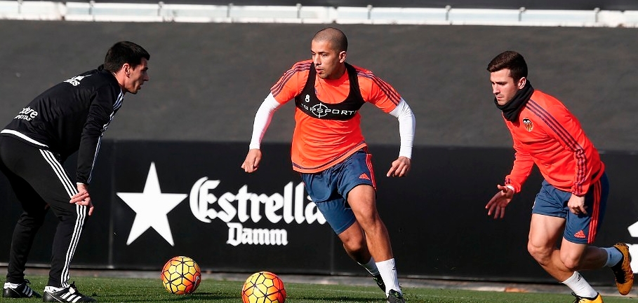 Neville ensaya un once con Feghouli en la medular