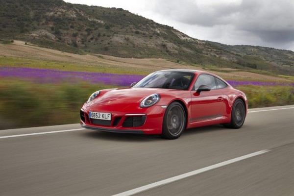 Porsche cumple 70 años con la previsión de la llegada del Mision E a finales de 2019
