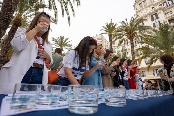 Cata a ciegas por el Día Mundial del Agua en Alicante (Fotos: Pepe Olivares)