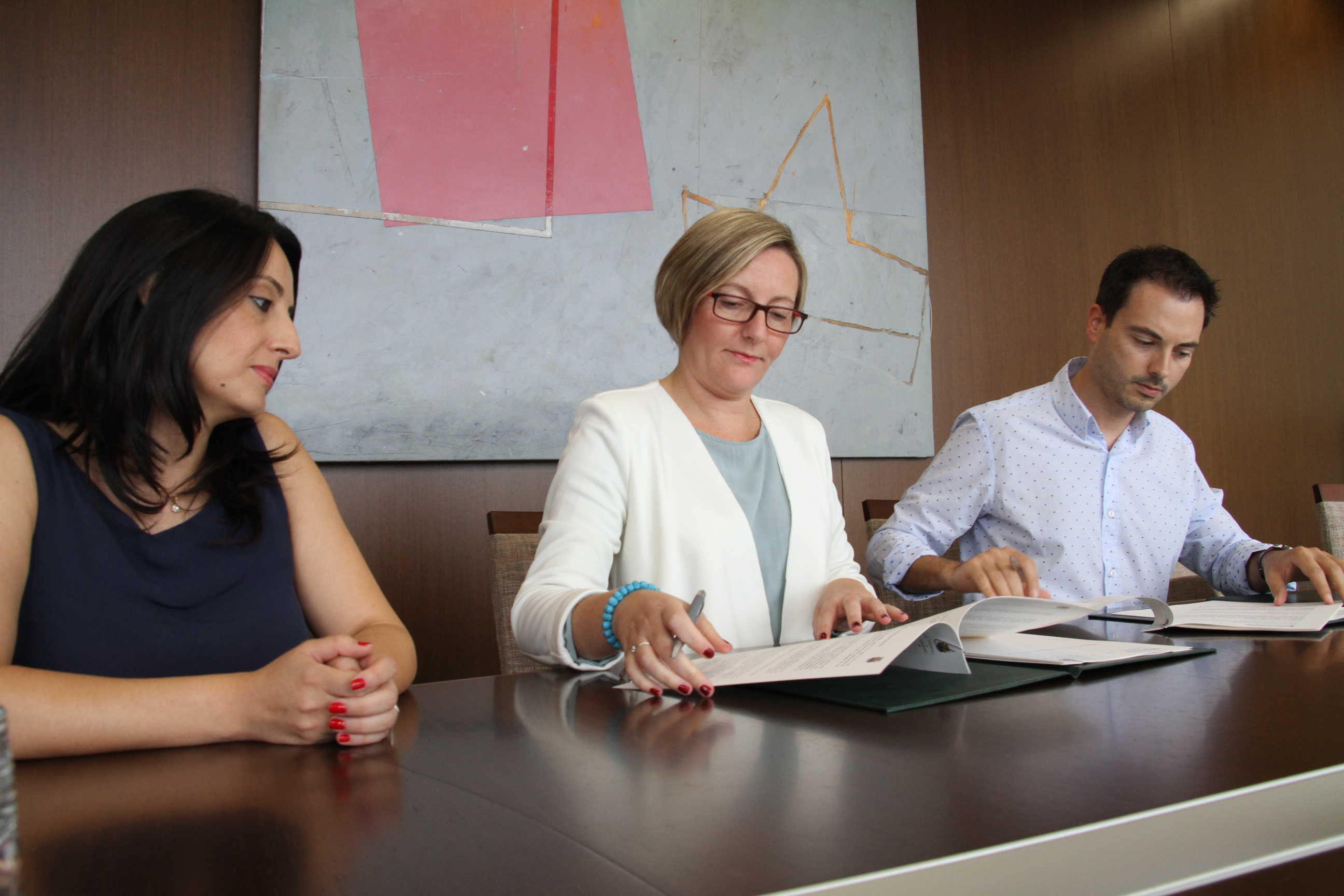 La consellera Salvador y el alcalde Huguet durante la firma del convenio en septiembre del pasado año. - 