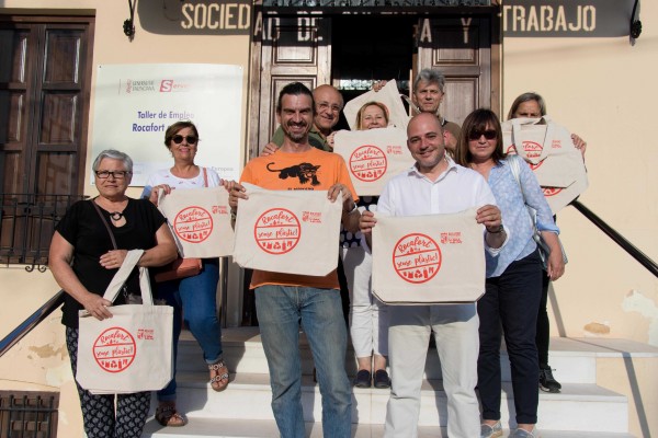 Rocafort reparte 
700 bolsas de tela contra el plástico
