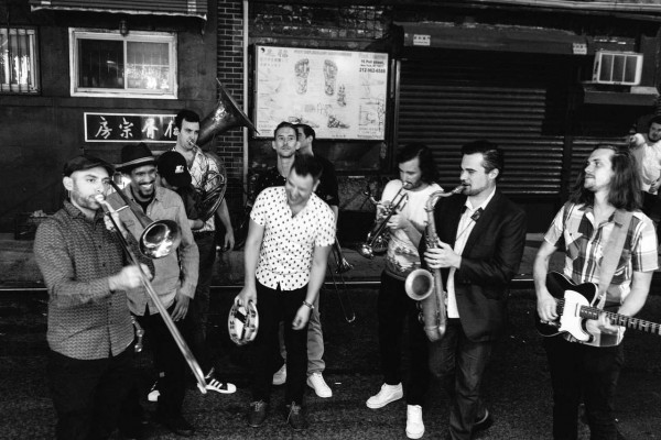 Eli “Paperboy” Reed cambia la desnudez de la guitarra por la exuberancia de los metales de la High & Mighty Brass Band