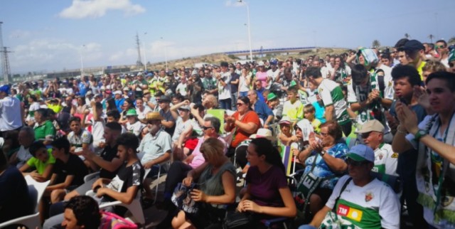 Un millar de aficionados sigue la victoria franjiverde ante la pantalla gigante del Martínez Valero