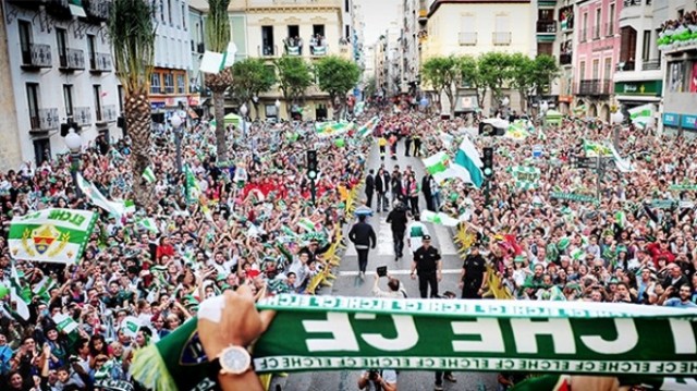 Unos mil aficionados ven triunfo del Elche en pantalla gigante junto estadio