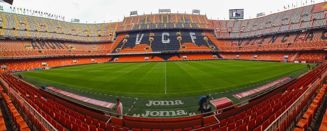 El Valencia confirma la prohibición de fumar en Mestalla a partir de ahora
