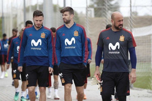Piqué se retira del entrenamiento antes de tiempo a cuatro días del debut