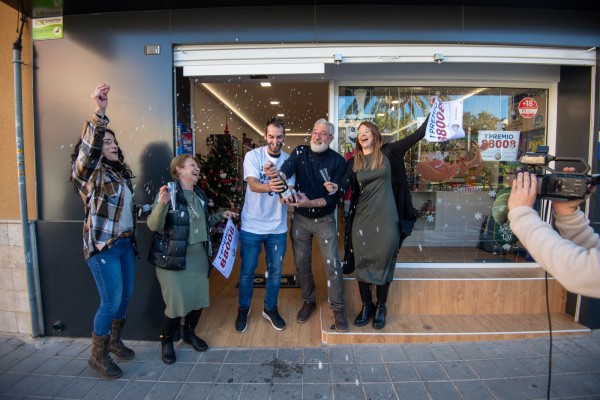 'El Gordo' se deja ver en el barrio de San Gabriel de Alicante (Foto: Rafa Molina)