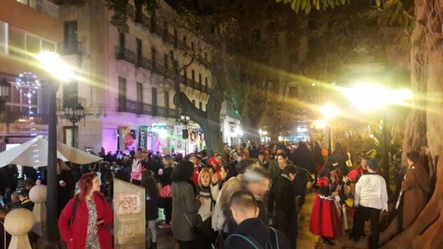 Los vecinos del Centro llevan a Fiscalía la cesión de permisos de barracas y 'racós' para discotecas 