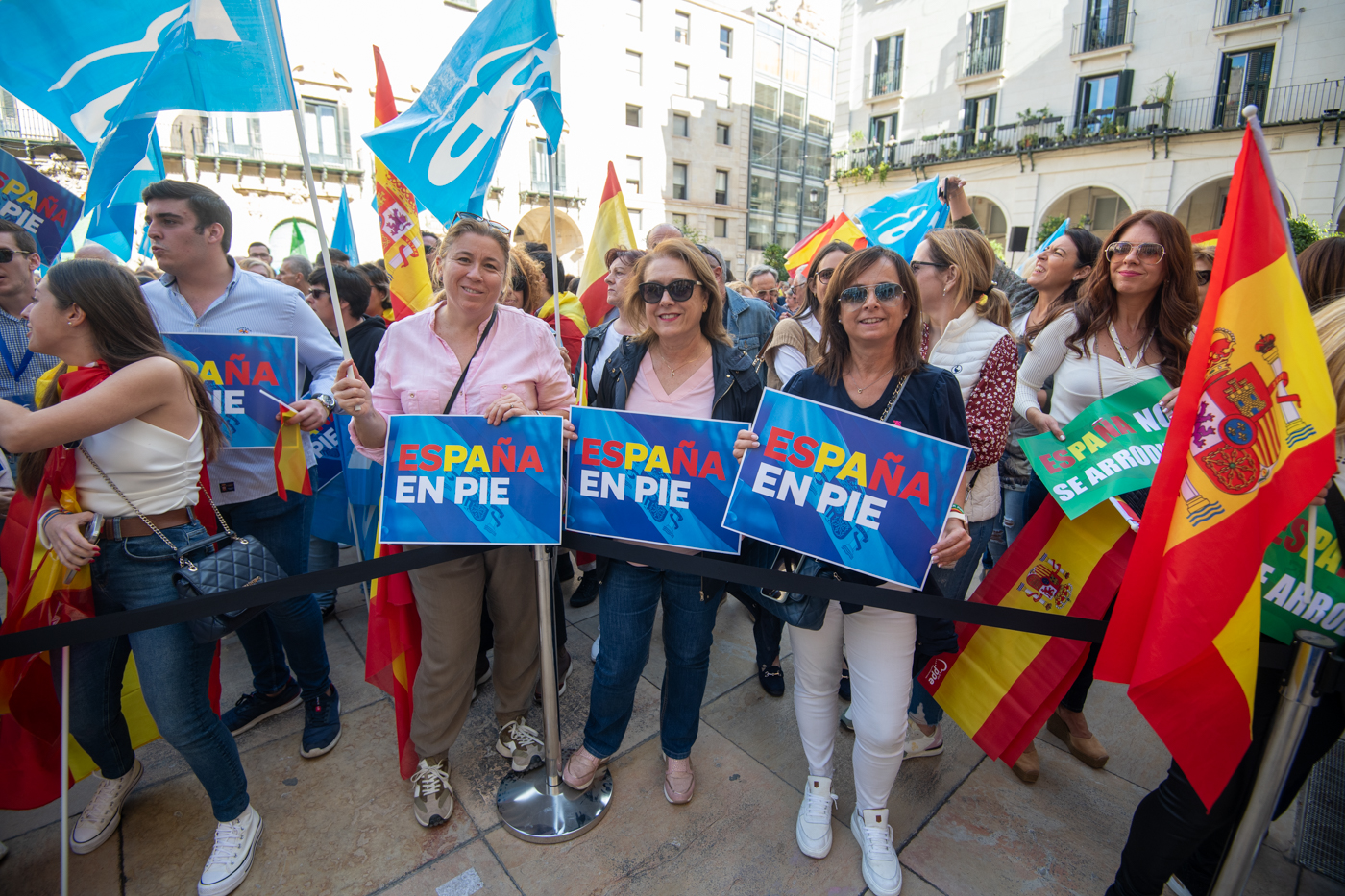 Protesta del PP en Alicante contra la amnistía (Fotos: RAFA MOLINA)