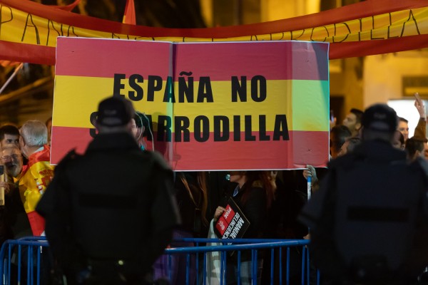 Manifestación contra la amnistía frente a la sede del PSOE de Alicante (Fotos: PEPE OLIVARES)