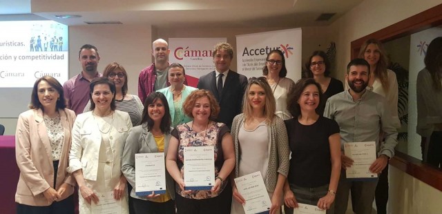 Consell y el Consejo de Cámaras fomentarán la competitividad turística de las empresas