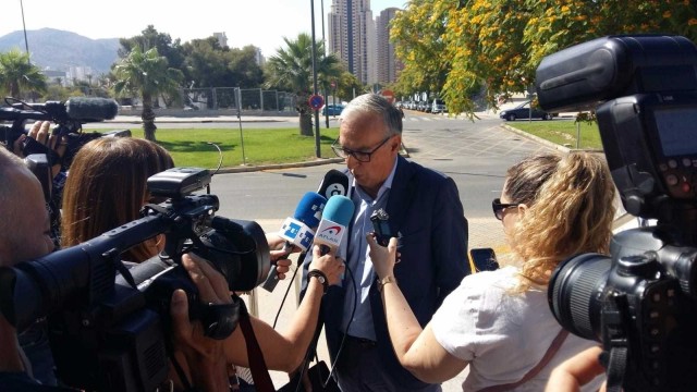 Navarro afirma que se contrató con la empresa de Gomar en Benidorm porque era 