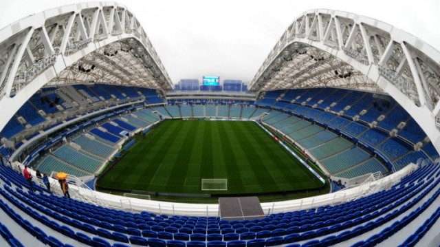 Un estadio con inspiración montañosa y al borde del mar