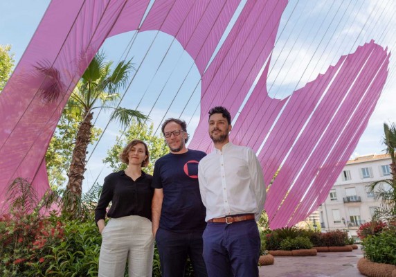 El IVAM instala un jardín rosado en su explanada