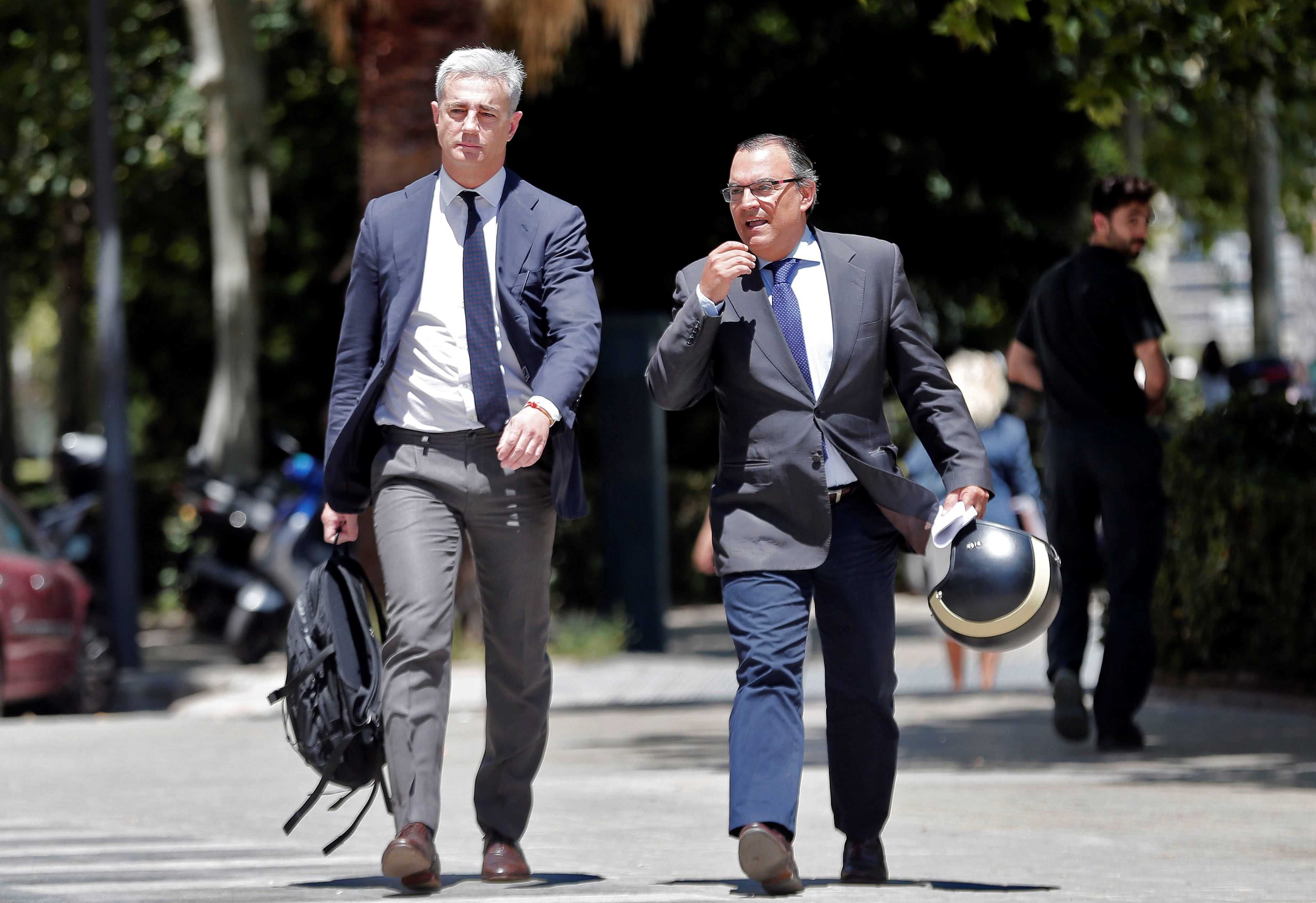 Ricardo Costa, a la izquierda, a su llegada al TSJCV. Foto: EFE - 