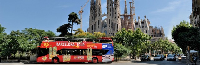Barcelona ingresa 6,2 millones de la empresa que explota el bus turístico mientras Valencia 'regala' el suyo