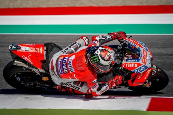 Lorenzo, Bagnaia y Bezzecchi lideran los libres en Montmeló