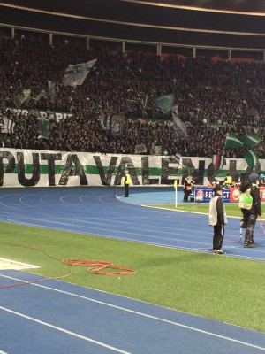 Los ultras del Rapid insultan al Valencia con varias pancarta