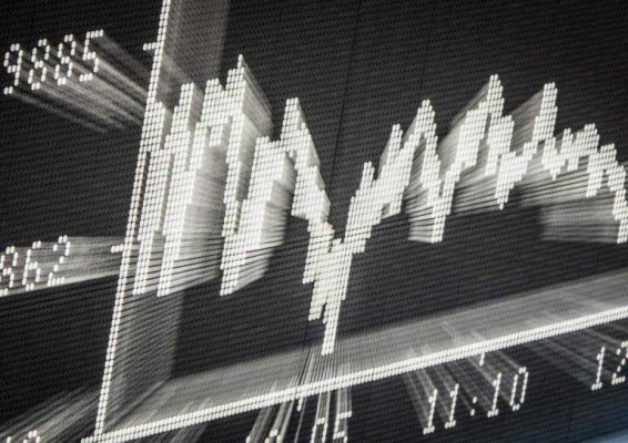 El Ibex 35 cede terreno este viernes pero sube un 1% en la semana